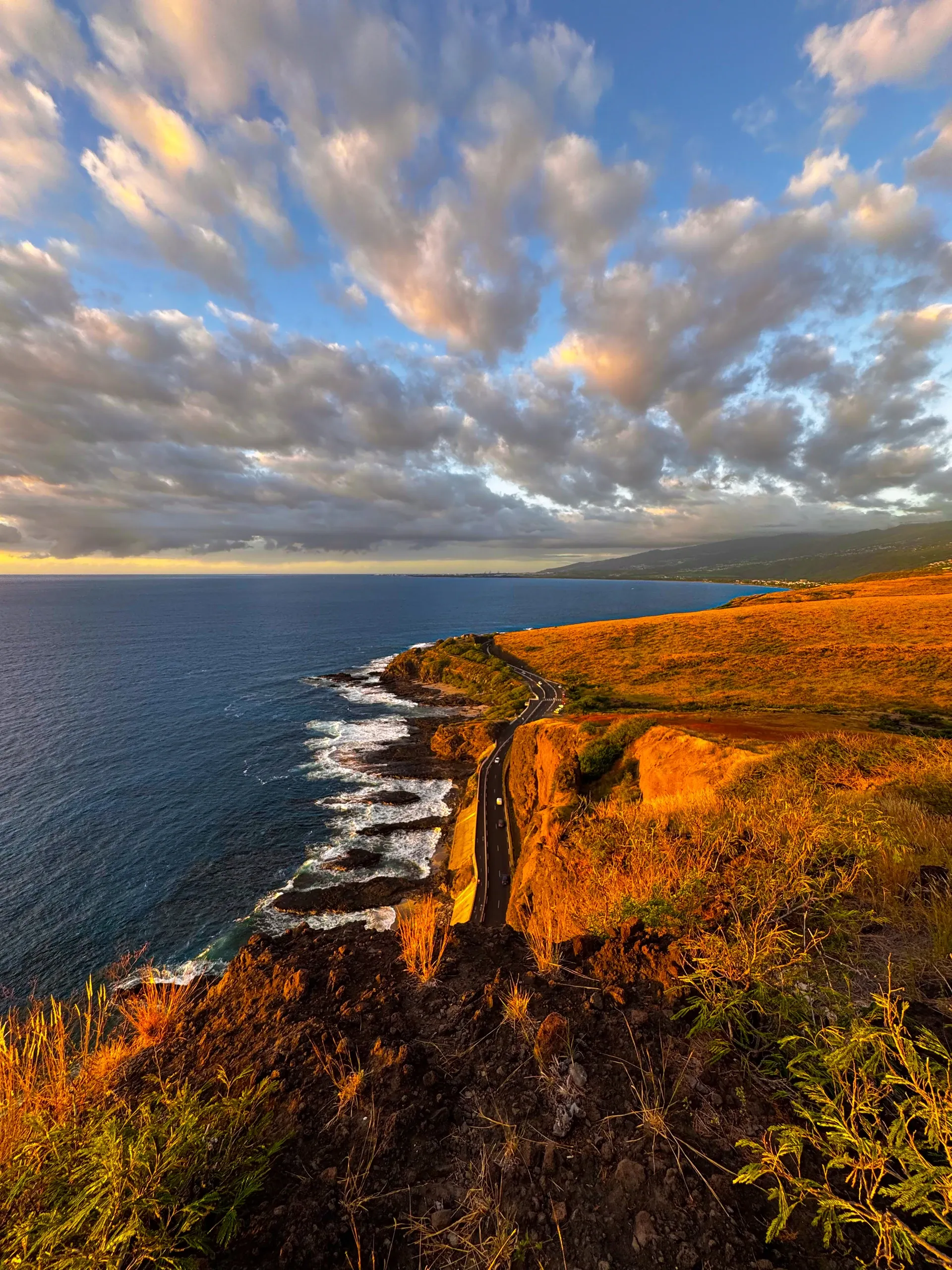 Falaises du cap La Houssaye au-dessus de la mer, éclairées par le soleil couchant.