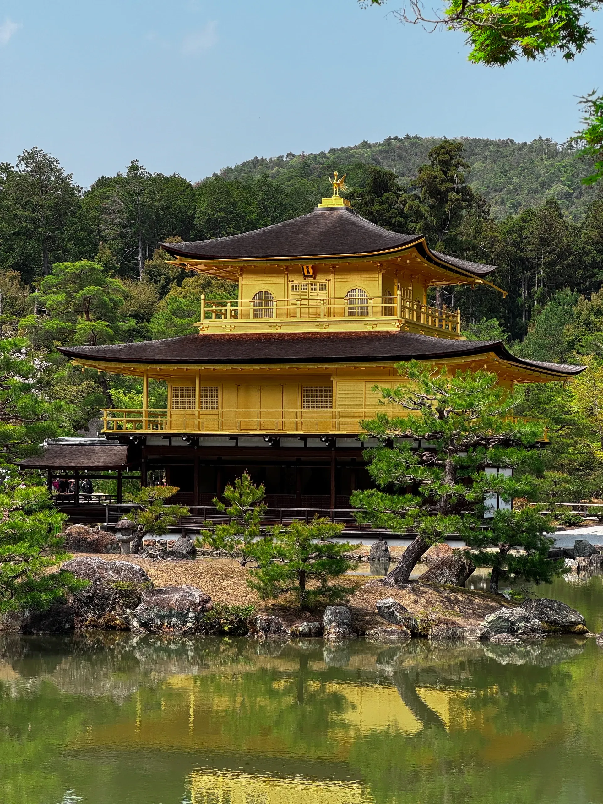 Le pavillon d'or de Kinkaku-ji de plus près, ses toits dorés au soleil.