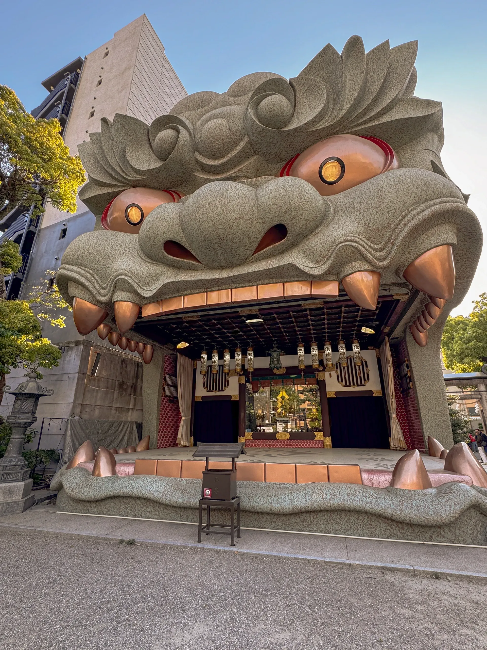 La scène en forme de tête de lion géante du sanctuaire Namba Yasaka.